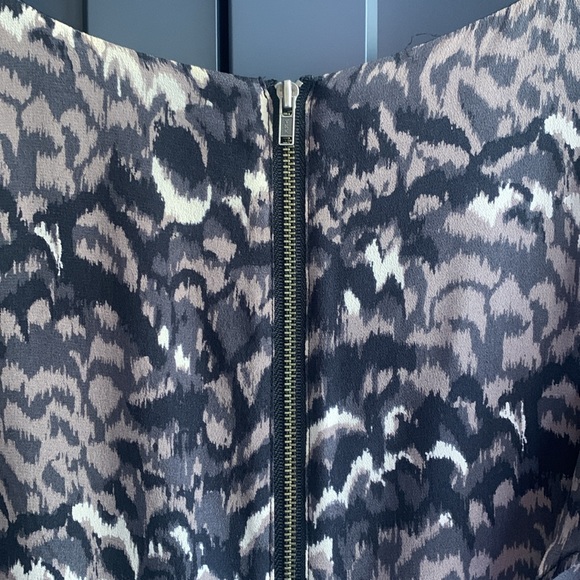 Black/Grey Patterned Flutter Sleeveless Dress with Exposed Zipper & Belt-Size 10 - Picture 6 of 11